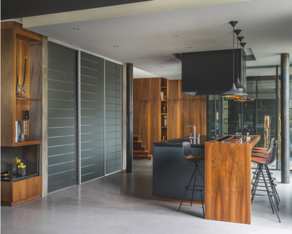 Porte Diva 
Verre Laqué Ciselé Anthracite - Profil Bahia Anodisé Gris.